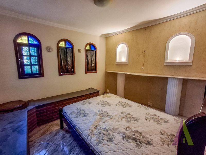 Casa ampla com espaço gourmet completo e piscina em Mairique!