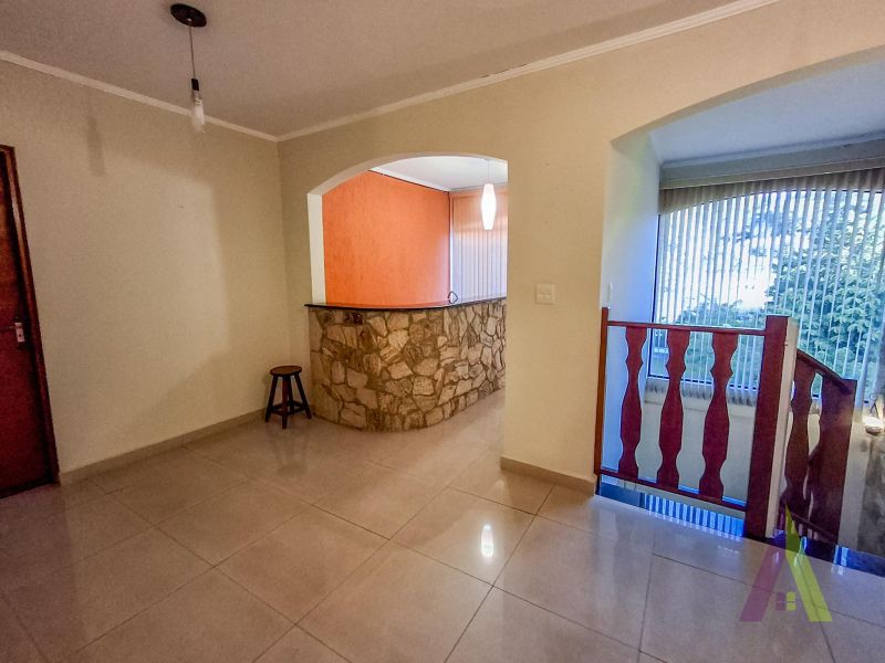 Casa ampla com espaço gourmet completo e piscina em Mairique!