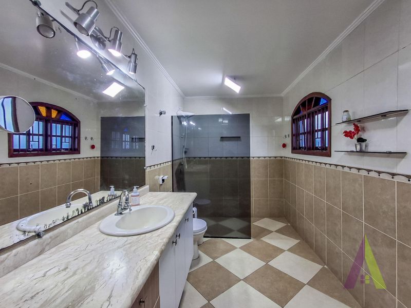 Casa ampla com espaço gourmet completo e piscina em Mairique!