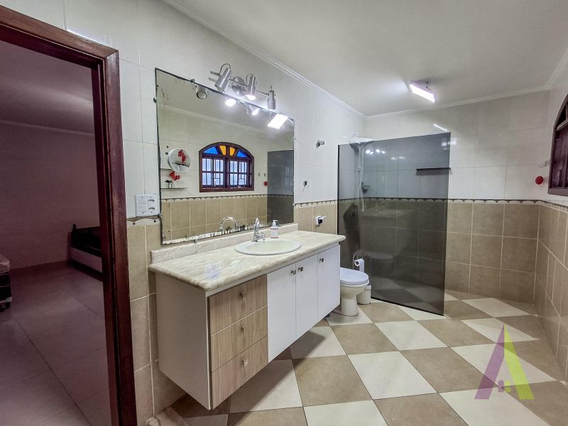 Casa ampla com espaço gourmet completo e piscina em Mairique!