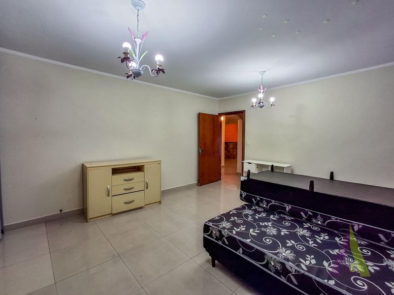 Casa ampla com espaço gourmet completo e piscina em Mairique!