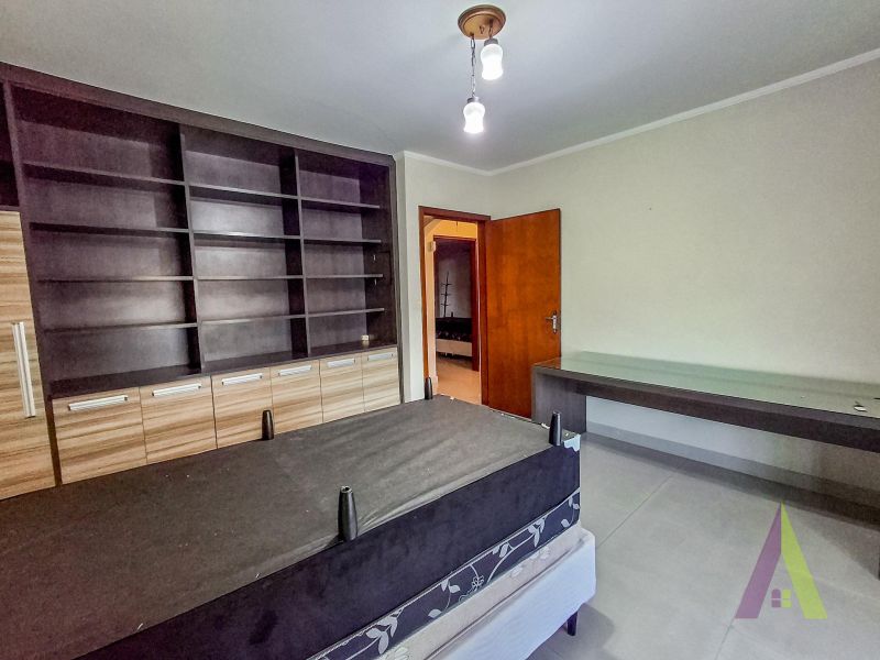 Casa ampla com espaço gourmet completo e piscina em Mairique!