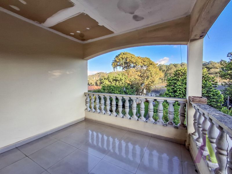 Casa ampla com espaço gourmet completo e piscina em Mairique!