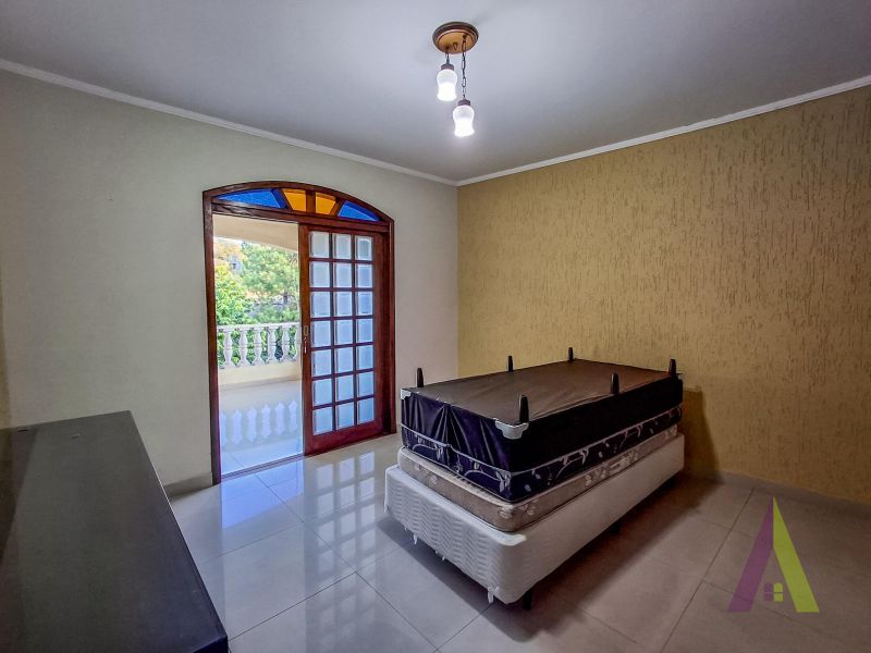 Casa ampla com espaço gourmet completo e piscina em Mairique!