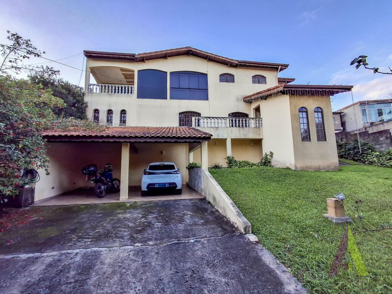 Casa ampla com espaço gourmet completo e piscina em Mairique!