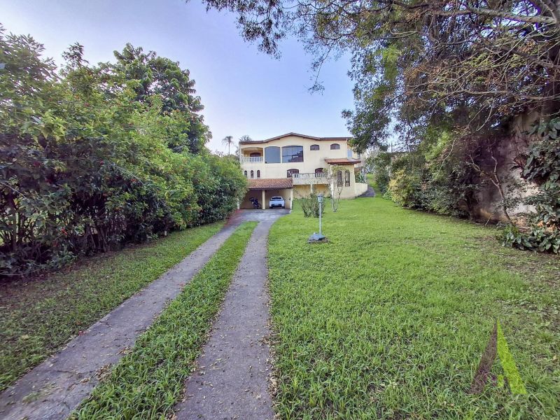 Casa ampla com espaço gourmet completo e piscina em Mairique!