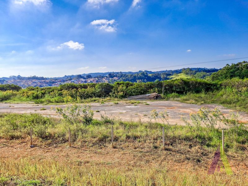 Terreno na beira da Raposo Tavares com boa parte terraplanado em São Roque!