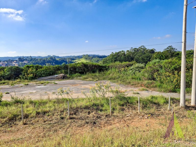 Terreno na beira da Raposo Tavares com boa parte terraplanado em São Roque!