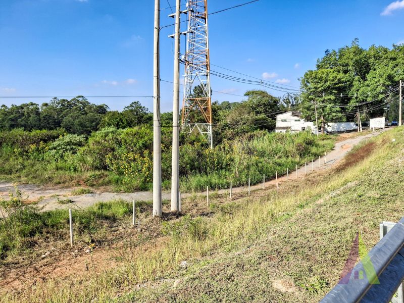 Terreno na beira da Raposo Tavares com boa parte terraplanado em São Roque!