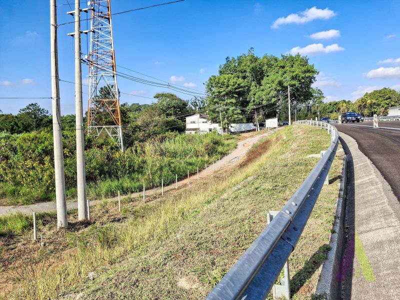 Terreno na beira da Raposo Tavares com boa parte terraplanado em São Roque!