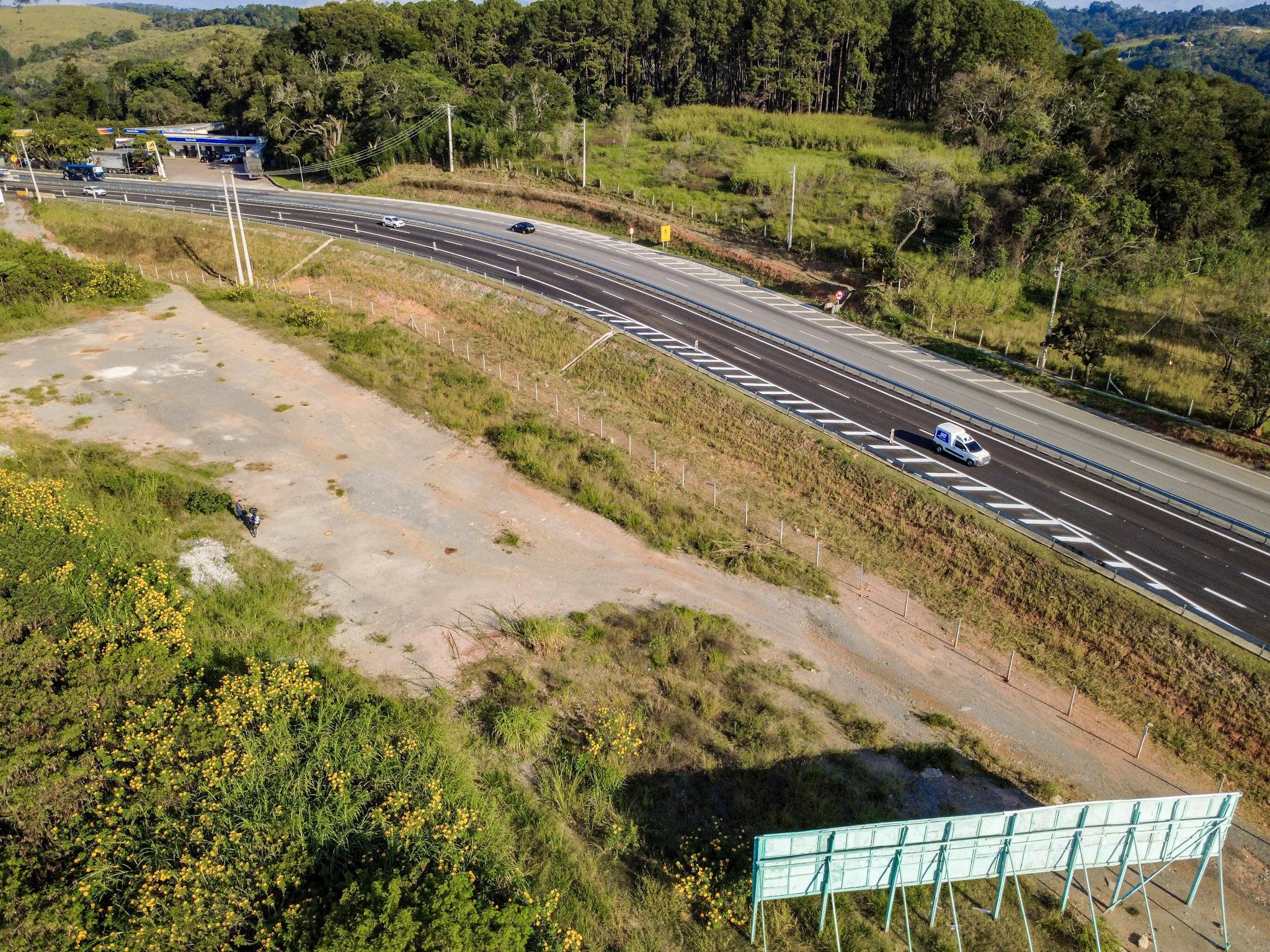 Terreno na beira da Raposo Tavares com boa parte terraplanado em São Roque!