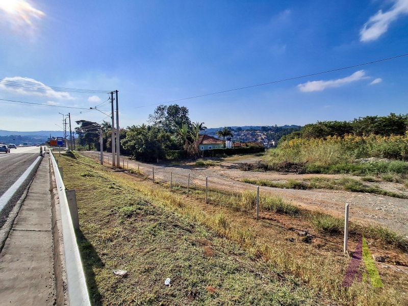 Terreno na beira da Raposo Tavares com boa parte terraplanado em São Roque!