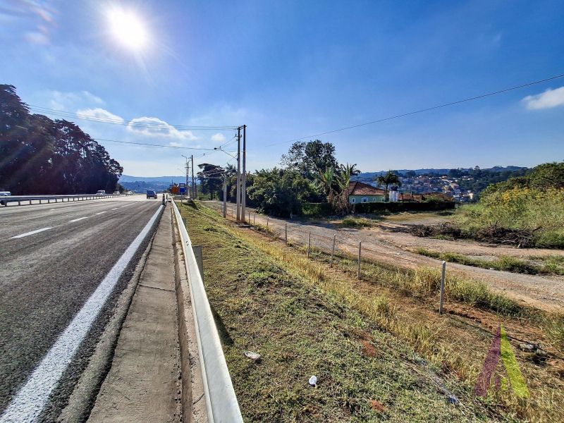 Terreno na beira da Raposo Tavares com boa parte terraplanado em São Roque!