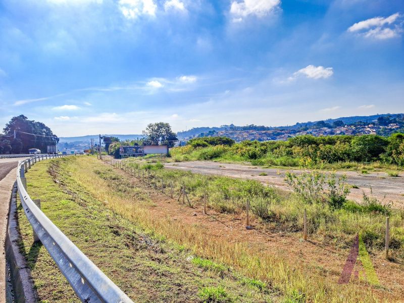 Terreno na beira da Raposo Tavares com boa parte terraplanado em São Roque!