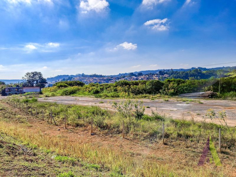 Terreno na beira da Raposo Tavares com boa parte terraplanado em São Roque!