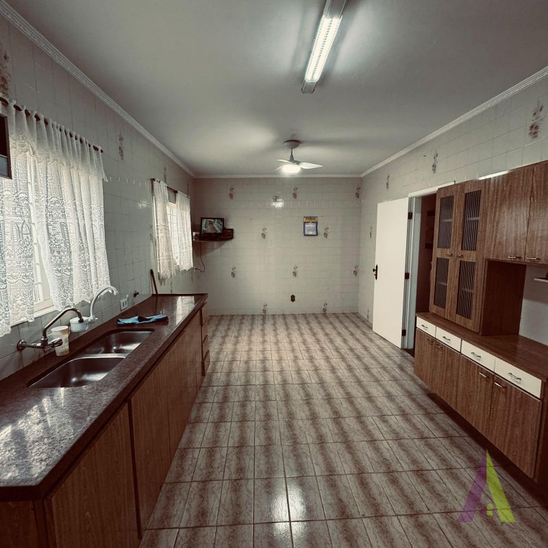 Casa Térrea em Bairro Tradicional de  São Roque!