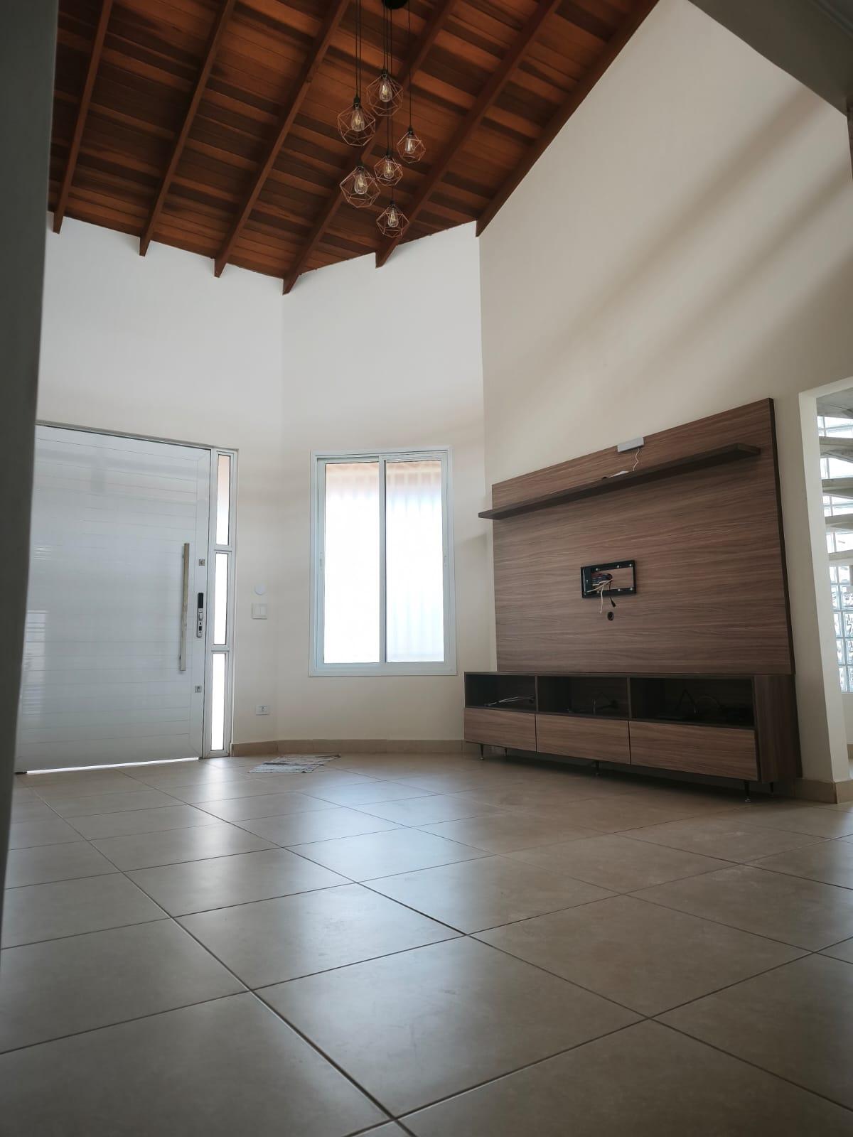Casa Térrea em Condomínio de Alto Padrão de São Roque!
