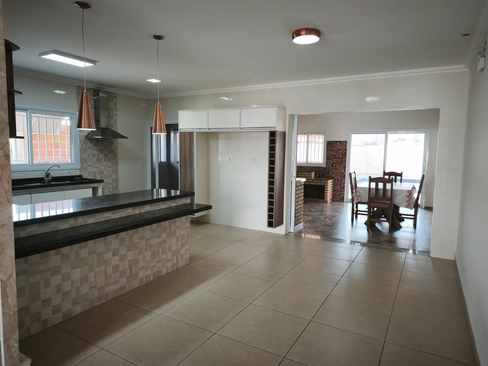 Casa Térrea em Condomínio de Alto Padrão de São Roque!