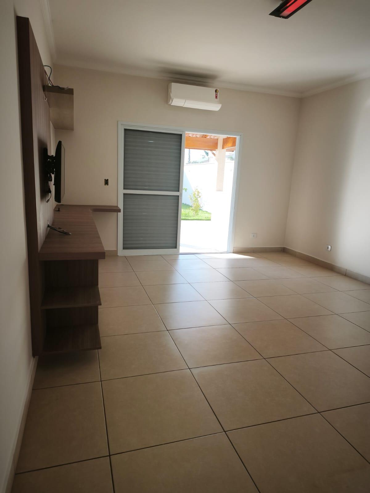 Casa Térrea em Condomínio de Alto Padrão de São Roque!
