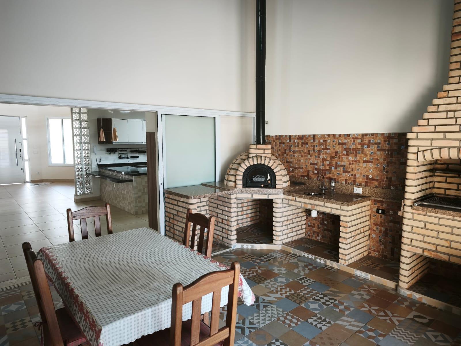 Casa Térrea em Condomínio de Alto Padrão de São Roque!