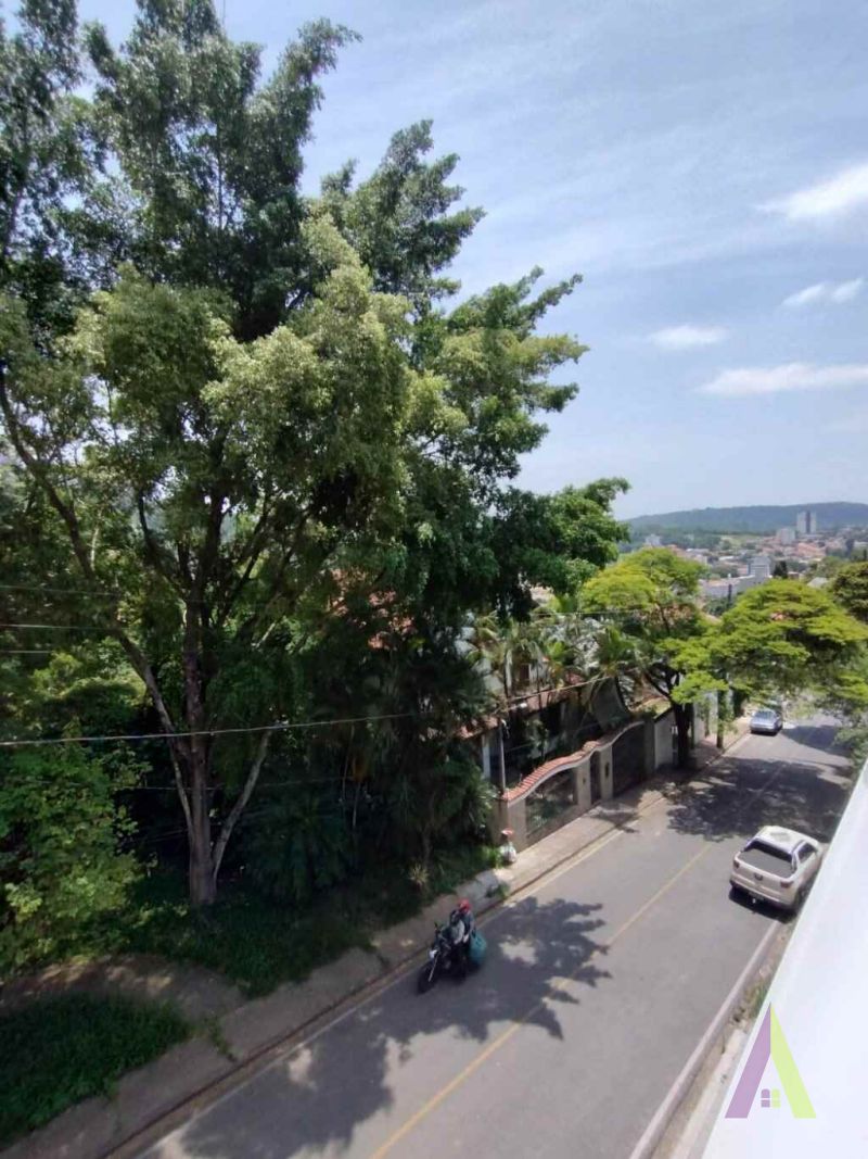  Apartamento em bairro tradicional de  São Roque! 