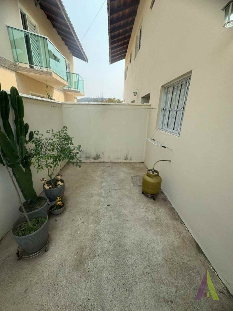 Sobrado Mobiliado em Condomínio de São Roque!