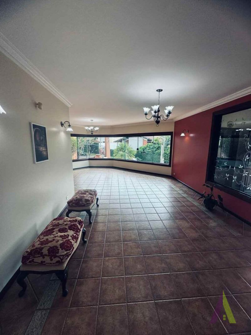 Casa em Condomínio Fechado de Alto Padrão em São Roque!