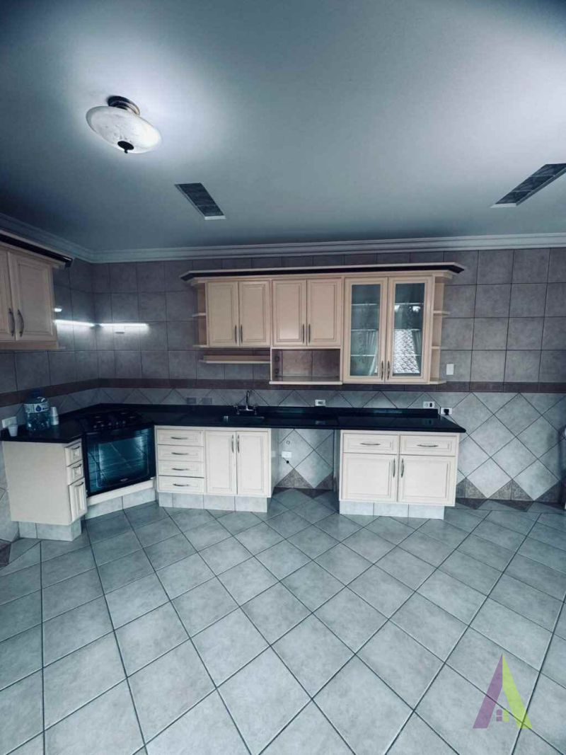 Casa em Condomínio Fechado de Alto Padrão em São Roque!