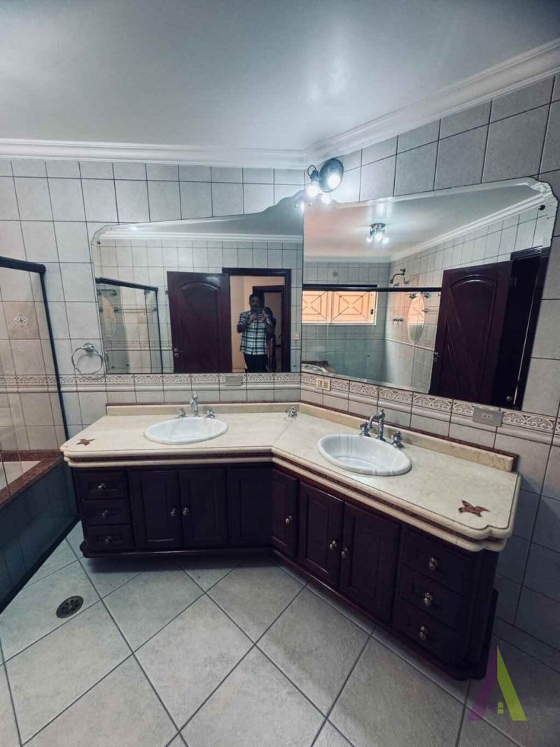 Casa em Condomínio Fechado de Alto Padrão em São Roque!