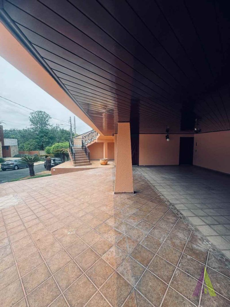 CASA EM CONDOMÍNIO FECHADO DE ALTO PADRÃ...