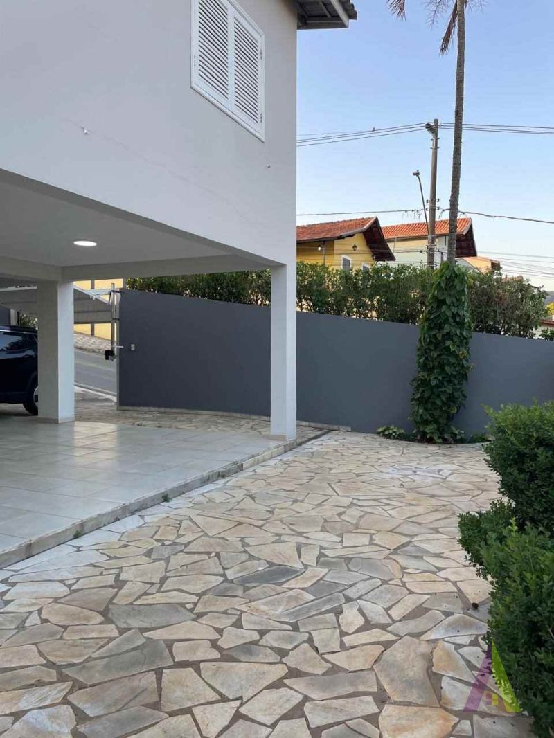 Casa Térrea em Bairro Tradicional em São Roque!