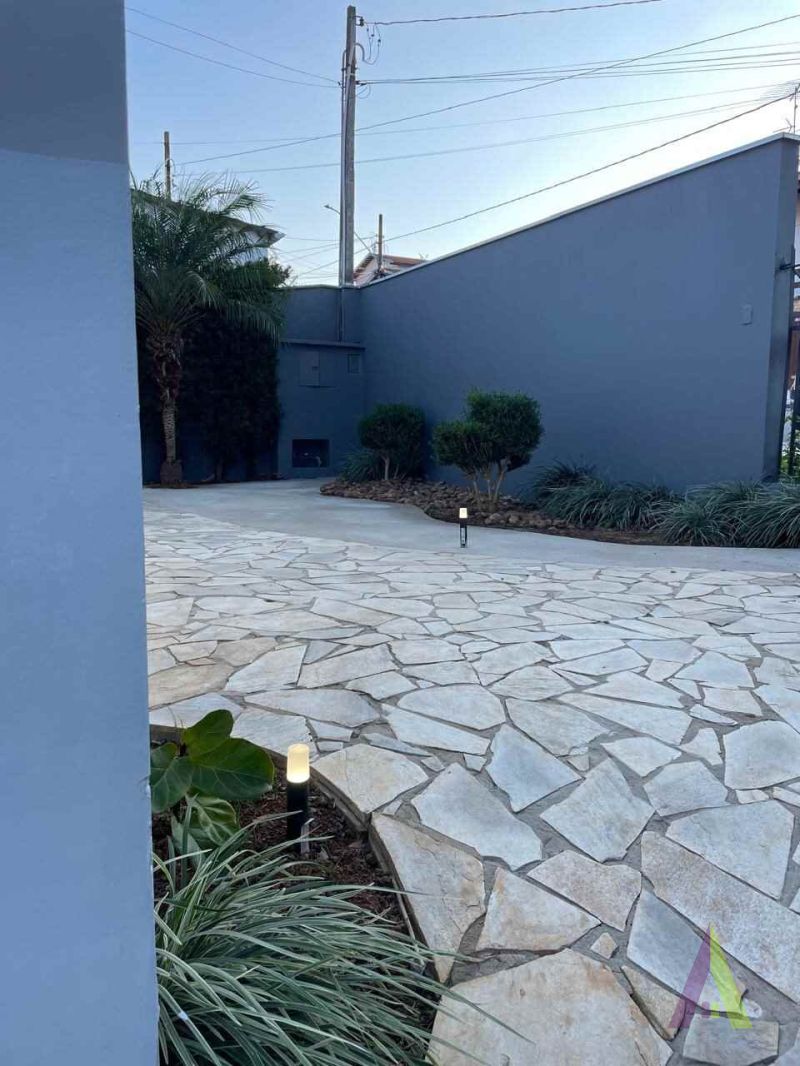 Casa Térrea em Bairro Tradicional em São Roque!