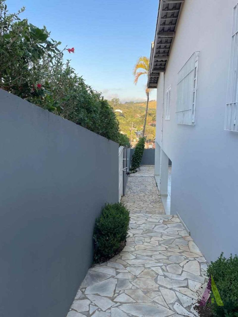 Casa Térrea em Bairro Tradicional em São Roque!