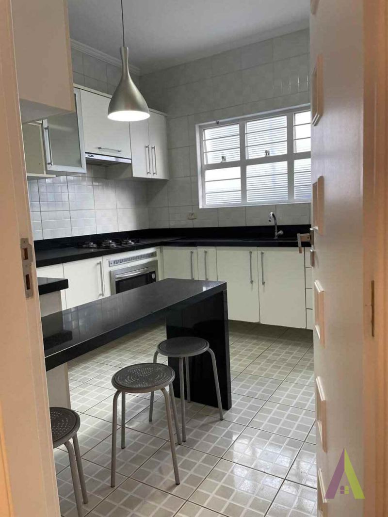 Casa Térrea em Bairro Tradicional em São Roque!