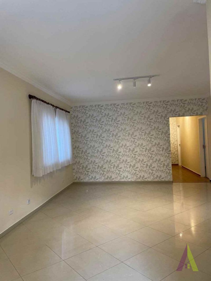 Casa Térrea em Bairro Tradicional em São Roque!