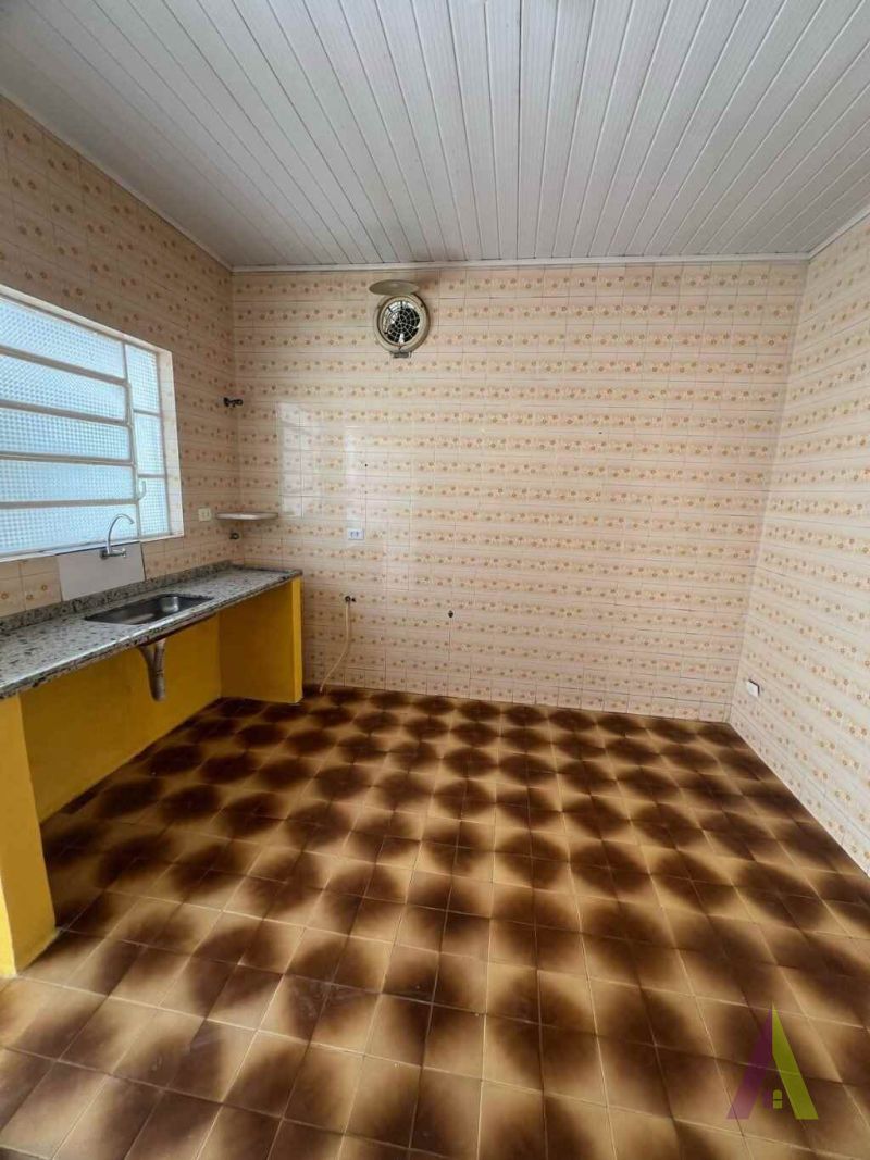 Casa Térrea em Bairro Tradicional de São Roque! 