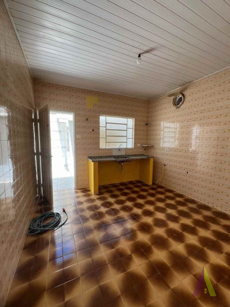 Casa Térrea em Bairro Tradicional de São Roque! 