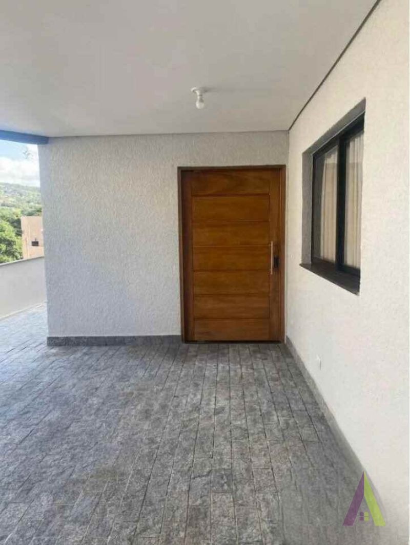 Casa em Condomínio Fechado com Área Gourmet em São Roque!