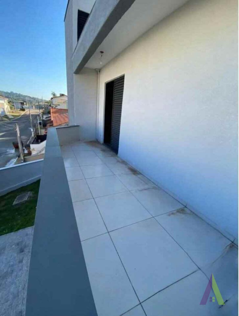 Casa em Condomínio Fechado com Área Gourmet em São Roque!