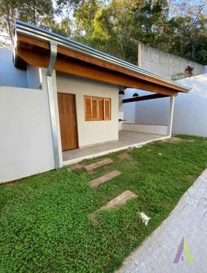 Casa em Condomínio Fechado com Área Gourmet em São Roque!