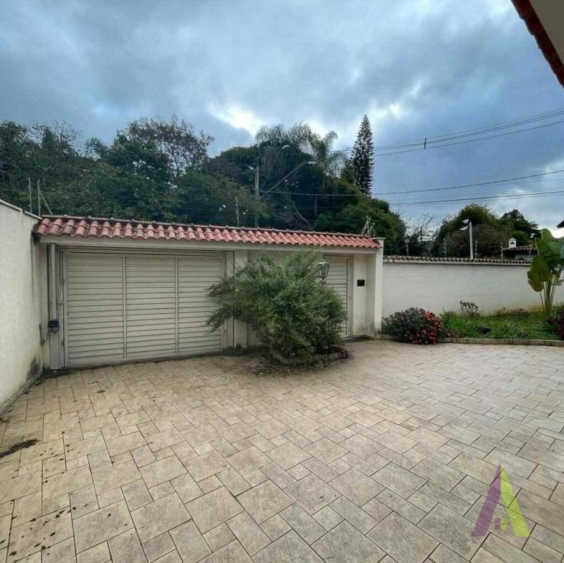 Casa TÃ©rrea com Quintal no centro de SÃ£o Roque!Â 