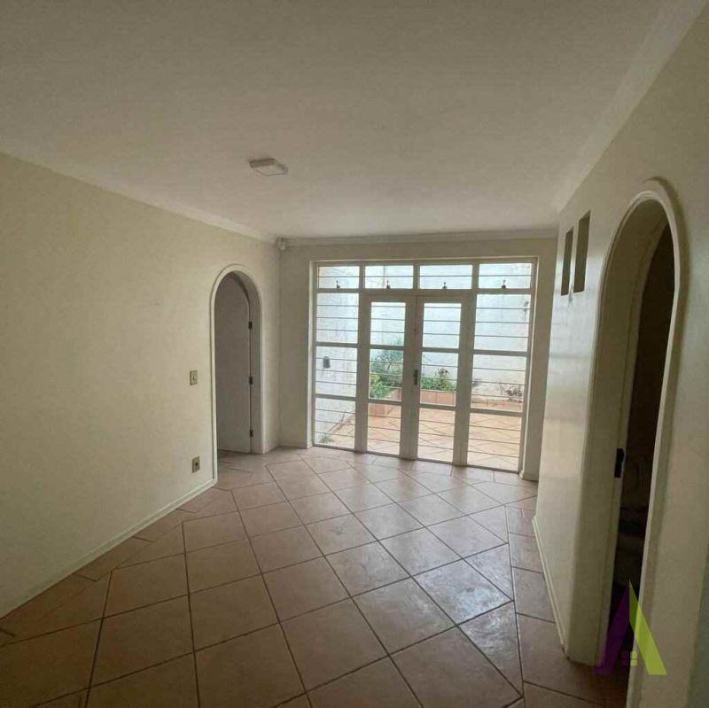Casa TÃ©rrea com Quintal no centro de SÃ£o Roque!Â 