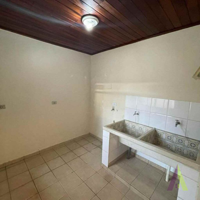 Casa TÃ©rrea com Quintal no centro de SÃ£o Roque!Â 