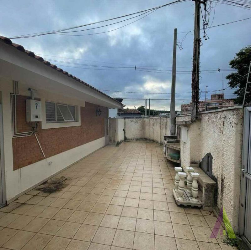 Casa TÃ©rrea com Quintal no centro de SÃ£o Roque!Â 