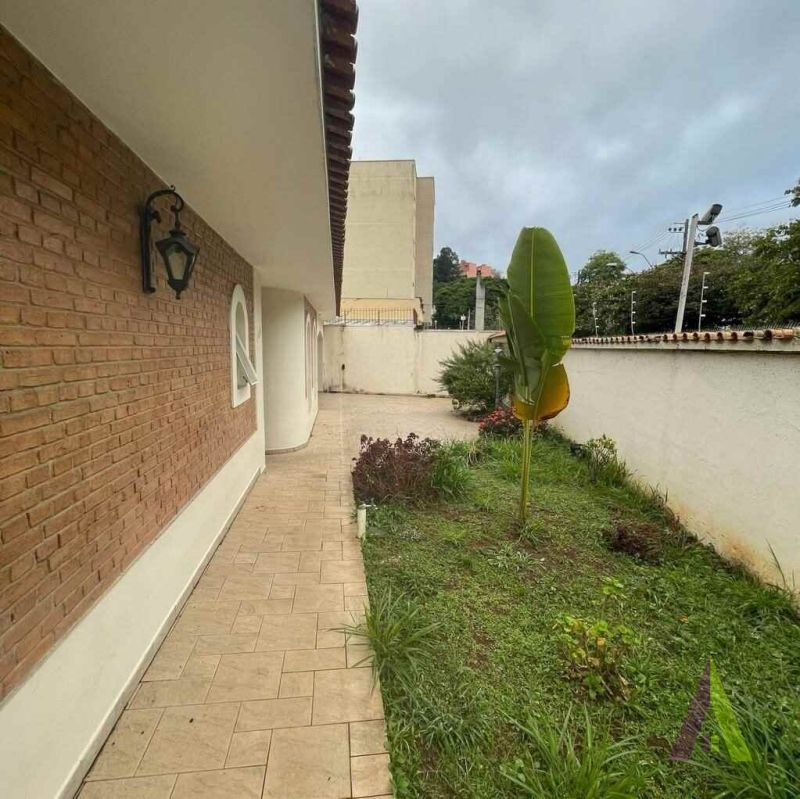 Casa TÃ©rrea com Quintal no centro de SÃ£o Roque!Â 