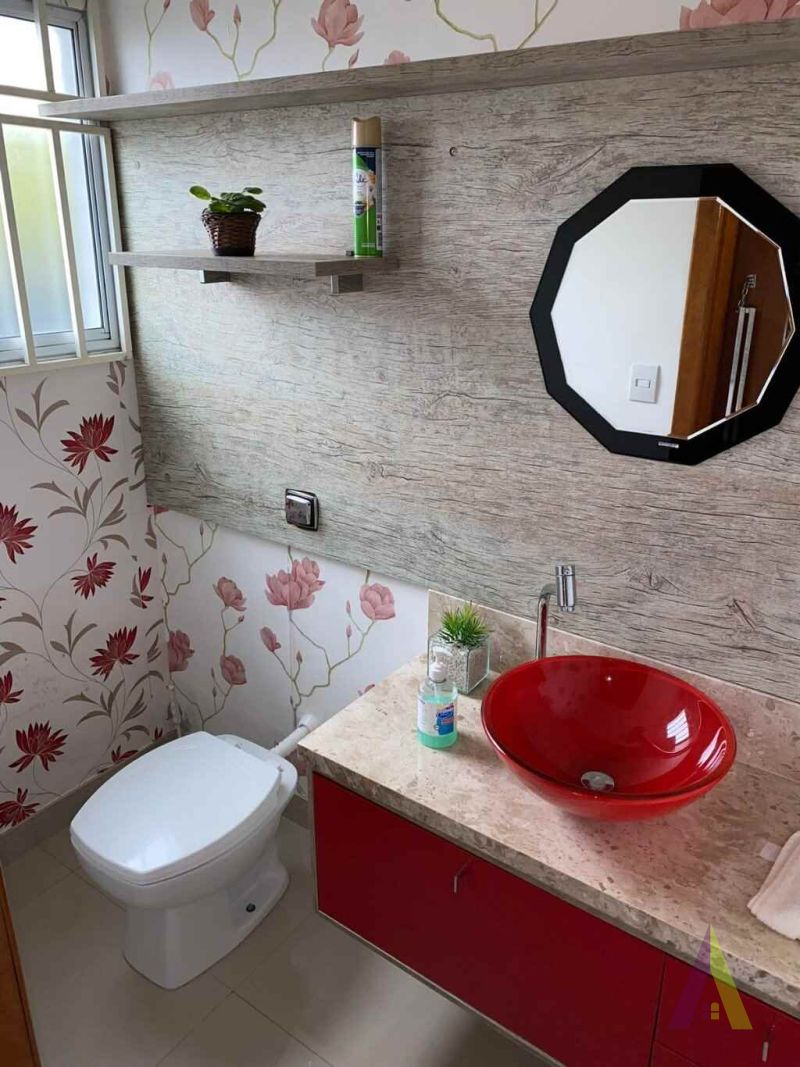 Casa de Alto Padrão em Condomínio Fechado Rodeado de muito Verde em  São Roque!