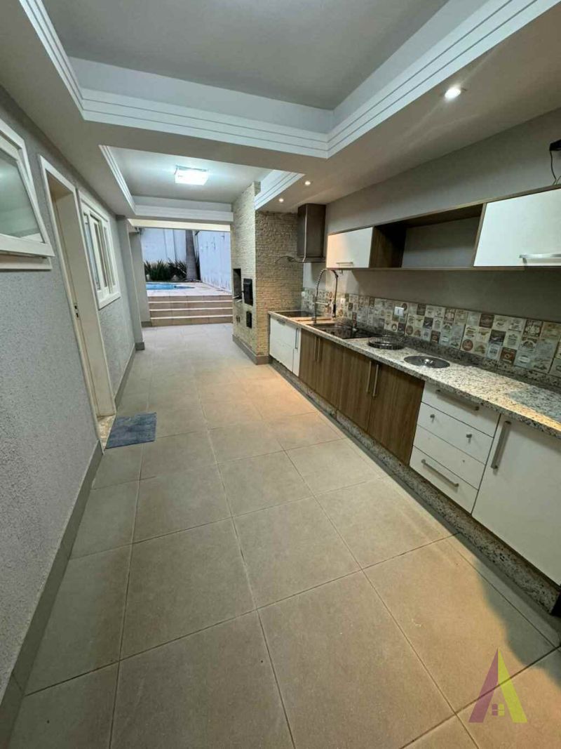  Casa com Piscina em Condomínio Fechado em São Roque! 