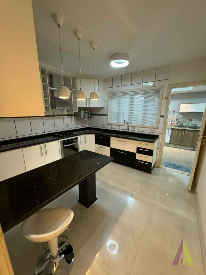  Casa com Piscina em Condomínio Fechado em São Roque! 