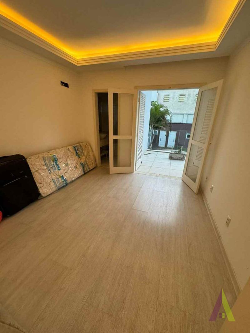  Casa com Piscina em Condomínio Fechado em São Roque! 