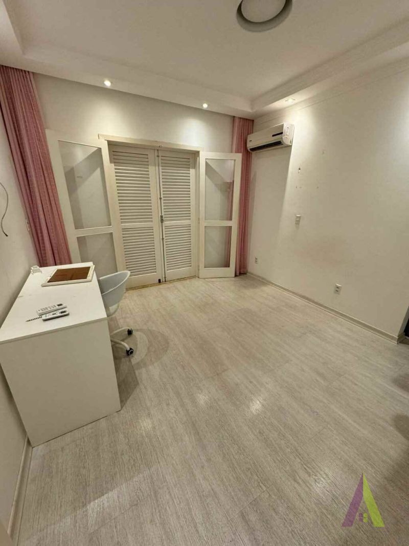  Casa com Piscina em Condomínio Fechado em São Roque! 